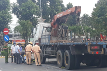 Nam sinh lớp 12 chết thảm dưới bánh xe tải trên đường đi học