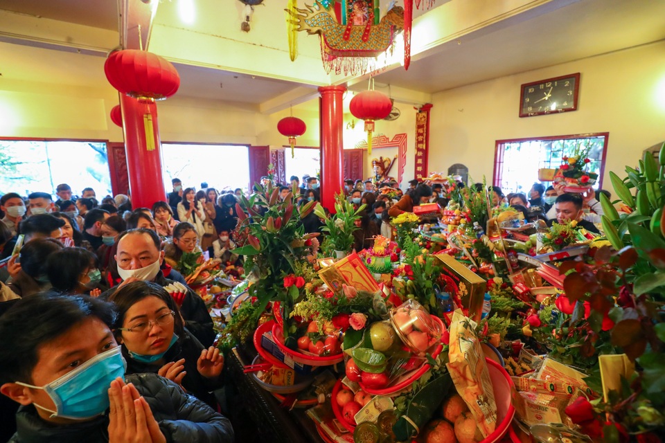 Hàng nghìn người đổ về Phủ Tây Hồ đi lễ - 3 Hàng nghìn người đổ về Phủ Tây Hồ đi lễ - 3