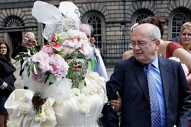 Người đeo 7.000 chiếc khuyên trên cơ thể lấy chồng