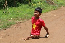 Đôi tay kiên cường của cậu bé không chân Điểu Khuy Ních