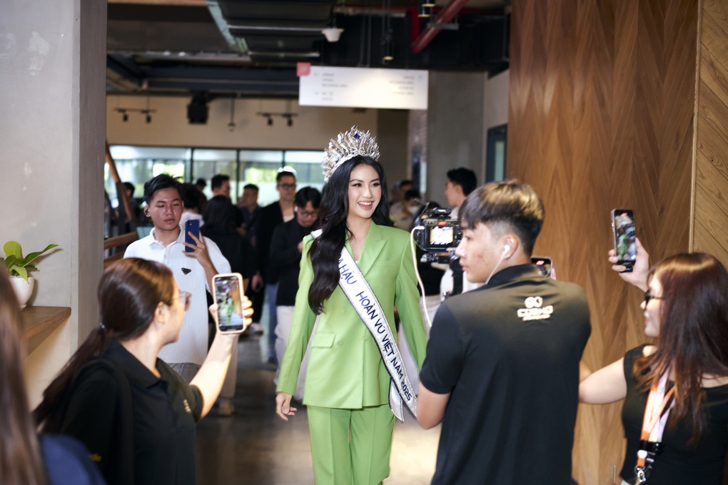 Hoa hậu Phương Linh rời vị trí chuyên viên công nghệ sau đăng quang - 1 Hoa hậu Phương Linh rời vị trí chuyên viên công nghệ sau đăng quang