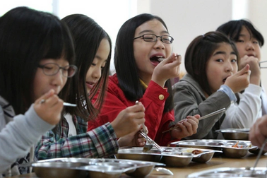 Tất cả học sinh ở Seoul, Hàn Quốc được ăn trưa miễn phí