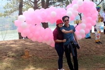 Lễ tình nhân, bạn trẻ thể hiện tình cảm ở Thung lũng Tình yêu