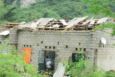 Gió lốc kèm mưa đá lớn gây thiệt hại nặng nề