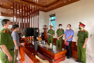 Nhóm đối tượng bịt mặt, mặc áo mưa xông vào nhà chém người