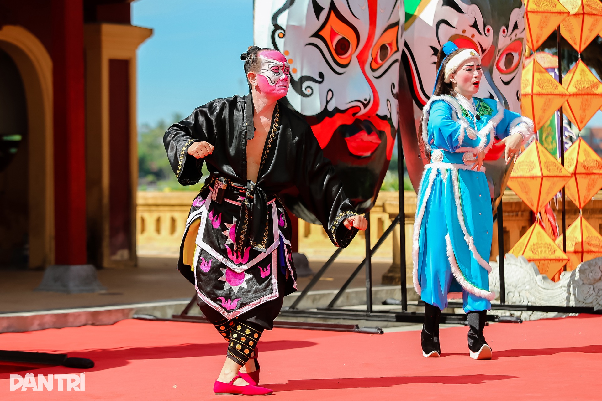 Gần 200 nghệ sĩ rước mặt nạ tuồng trên đường phố Huế - 10