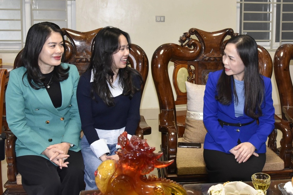 Nữ nhân viên ngân hàng gác công việc, tình nguyện tòng quân - 2 Nữ nhân viên ngân hàng gác công việc, tình nguyện tòng quân - 2