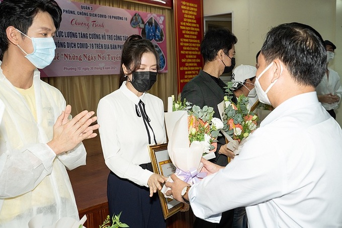 Lý Nhã Kỳ được trao bằng khen về sự hỗ trợ lực lượng tuyến đầu và người dân trong đợt dịch thứ tư.