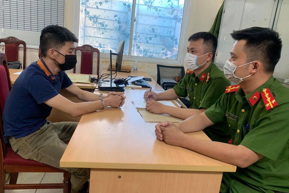 Công an Hà Nội bắt nghi phạm chém người trước quán bar ở TPHCM - 1 Công an Hà Nội bắt nghi phạm chém người trước quán bar ở TPHCM - 1