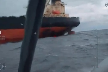 Ukraine đăng video tấn công tàu dầu nghi của Nga