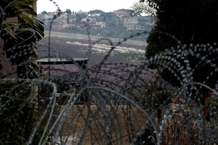 Hàng rào thép gai ở biên giới giữa Israel và Li Băng (Ảnh: Reuters).