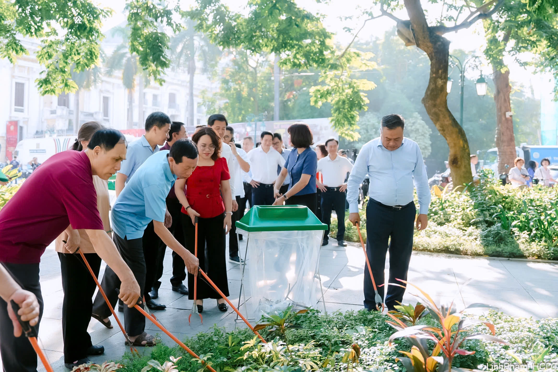 Bí thư và Chủ tịch Hà Nội cùng tham gia dọn rác, tổng vệ sinh môi trường - 2