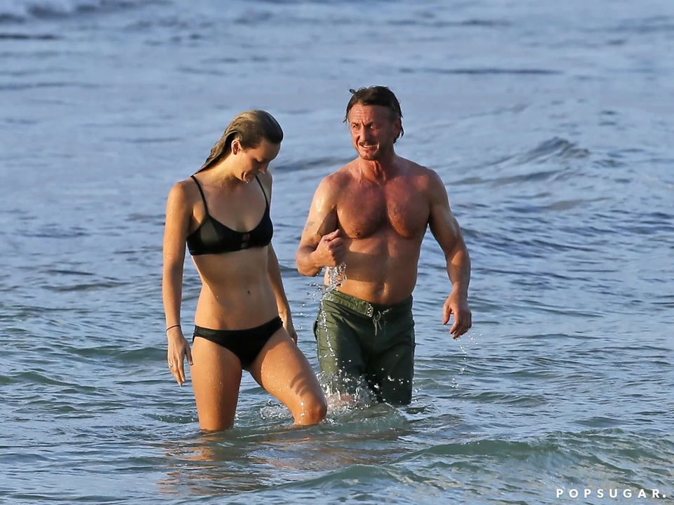 Nam diễn viên 60 tuổi Sean Penn kết hôn với bạn gái 9X - 2 Nam diễn viên 60 tuổi Sean Penn kết hôn với bạn gái 9X - 2