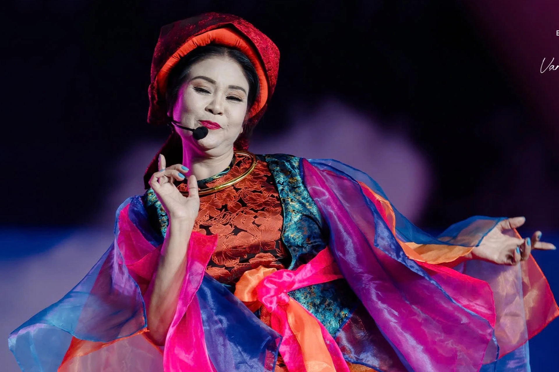 Phuong Ly brilha, o artista popular Thanh Ngoan canta Xam pela primeira vez com o grupo Phương Ly tỏa sáng, NSND Thanh Ngoan lần đầu hát xẩm cùng dàn “em xinh” - 5