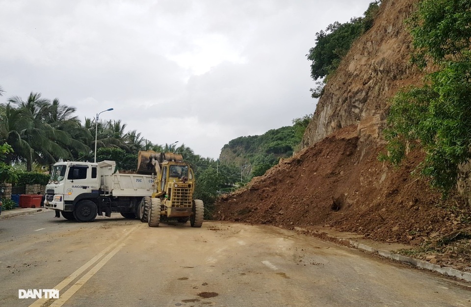 Hàng nghìn m3 đất đá sạt lở chẹn cửa ngõ phía bắc Nha Trang - 3 Hàng nghìn m3 đất đá sạt lở chẹn cửa ngõ phía bắc Nha Trang - 3
