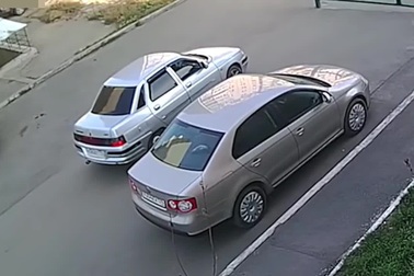 Ngang nhiên lấy trộm chụp la-zăng ô tô giữa ban ngày