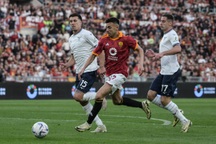 AS Roma áp sát top 4 Serie A sau trận thắng Lazio