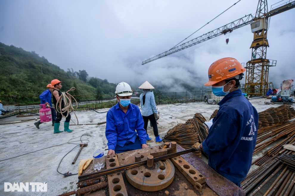 Công trường trên mây xây cầu cạn cao nhất Việt Nam bước vào giai đoạn cuối - 2 Công trường trên mây xây cầu cạn cao nhất Việt Nam bước vào giai đoạn cuối - 2