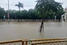 Đường ở Đà Nẵng vẫn ngập sâu, người dân sơ tán chưa thể về nhà