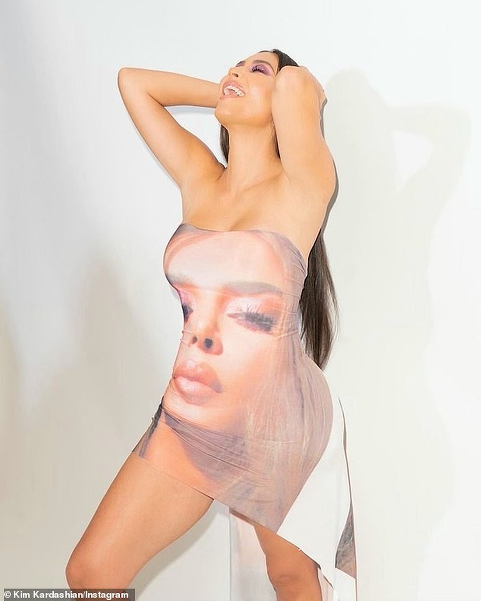 Kim Kardashian mặc váy gợi cảm in hình... chính mình - 2 Kim Kardashian mặc váy gợi cảm in hình... chính mình - 2