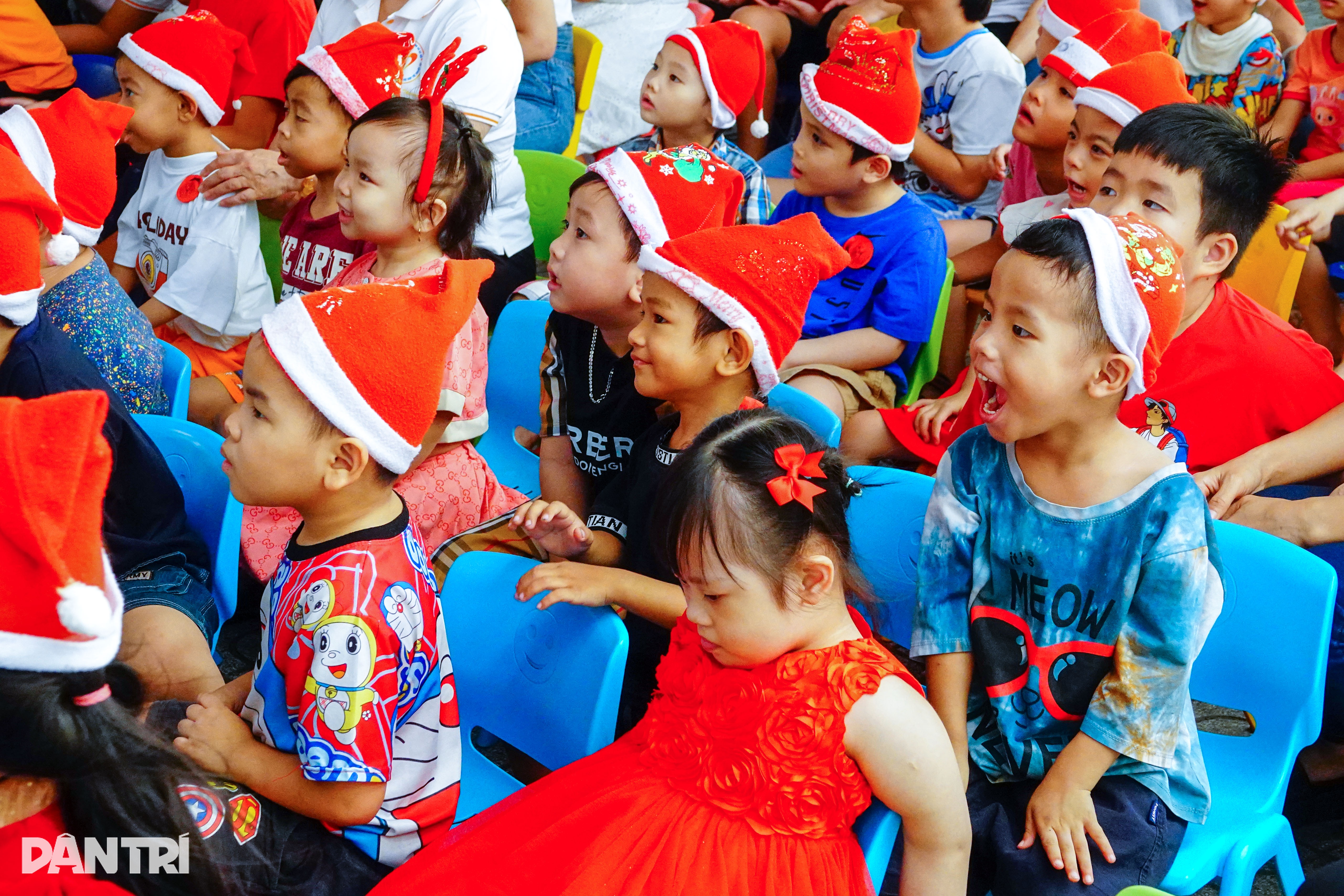 ホーチミン市の障害のある子どもたちや恵まれない子どもたちのための温かいクリスマス - 2 Giáng sinh ấm áp với trẻ khuyết tật, thiệt thòi tại TPHCM - 2