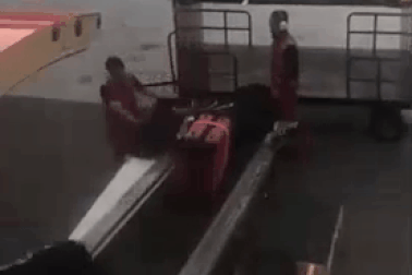 Hãng hàng không xin lỗi sau video quăng quật hành lý