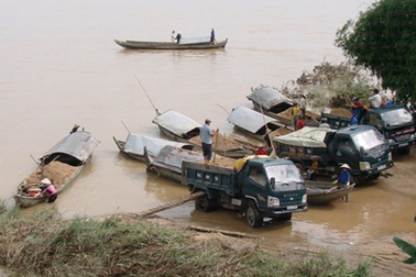 Lũ về lại lo… “cát tặc”