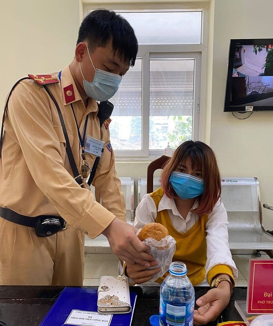 Hà Nội: Kịp thời giải cứu một phụ nữ có ý định nhảy cầu tự vẫn - 1 Hà Nội: Kịp thời giải cứu một phụ nữ có ý định nhảy cầu tự vẫn - 1