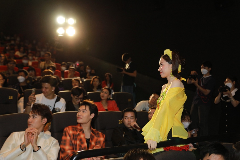 Hòa Minzy phản hồi khi bị so sánh với Hoàng Thùy Linh - 2 Hòa Minzy phản hồi khi bị so sánh với Hoàng Thùy Linh - 2