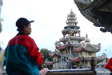 Choáng ngợp với không gian ngôi chùa kỳ lạ bậc nhất ở Đà Lạt