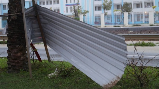 Nhiều nhà dân tốc mái khi bão số 13 sắp vào đất liền