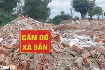 Xà bần chất thành "núi" ngay cổng khu đô thị nghìn tỷ