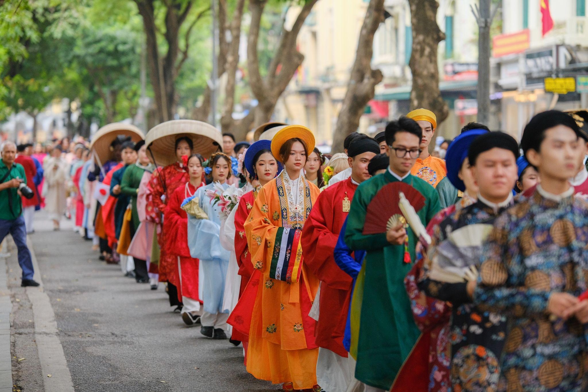 Hơn 100 người mặc cổ phục Việt diễu hành trên phố đi bộ Hồ Gươm - 3