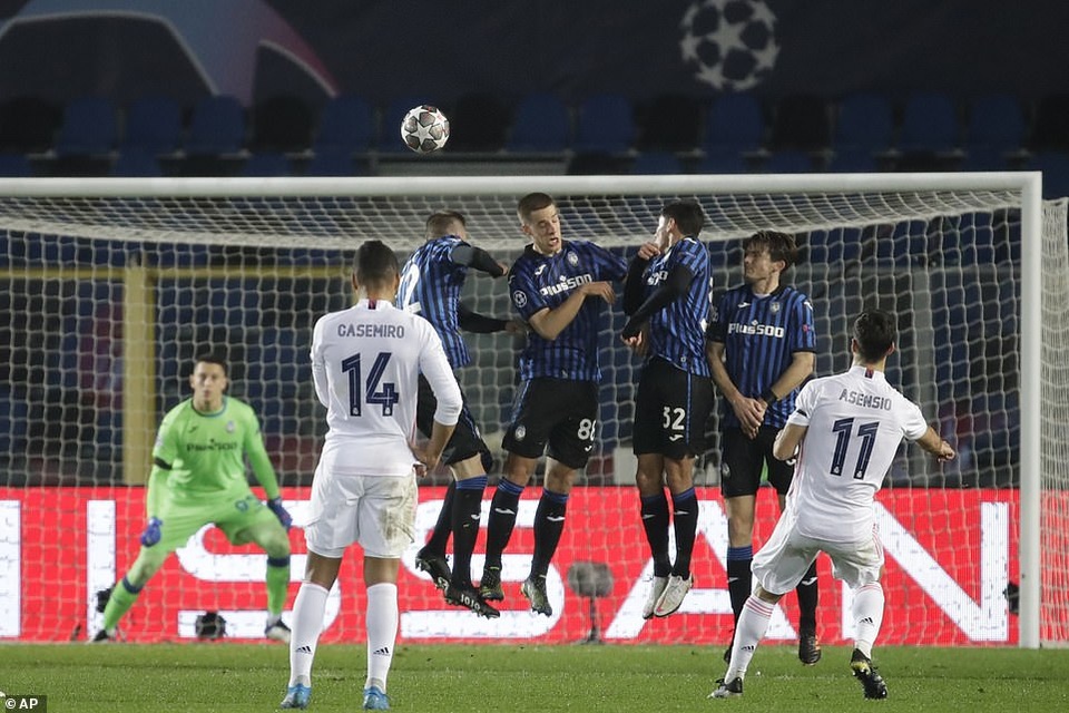 Đối thủ nhận thẻ đỏ sớm, Real Madrid nhọc nhằn đánh bại Atalanta - 3 Đối thủ nhận thẻ đỏ sớm, Real Madrid nhọc nhằn đánh bại Atalanta - 3