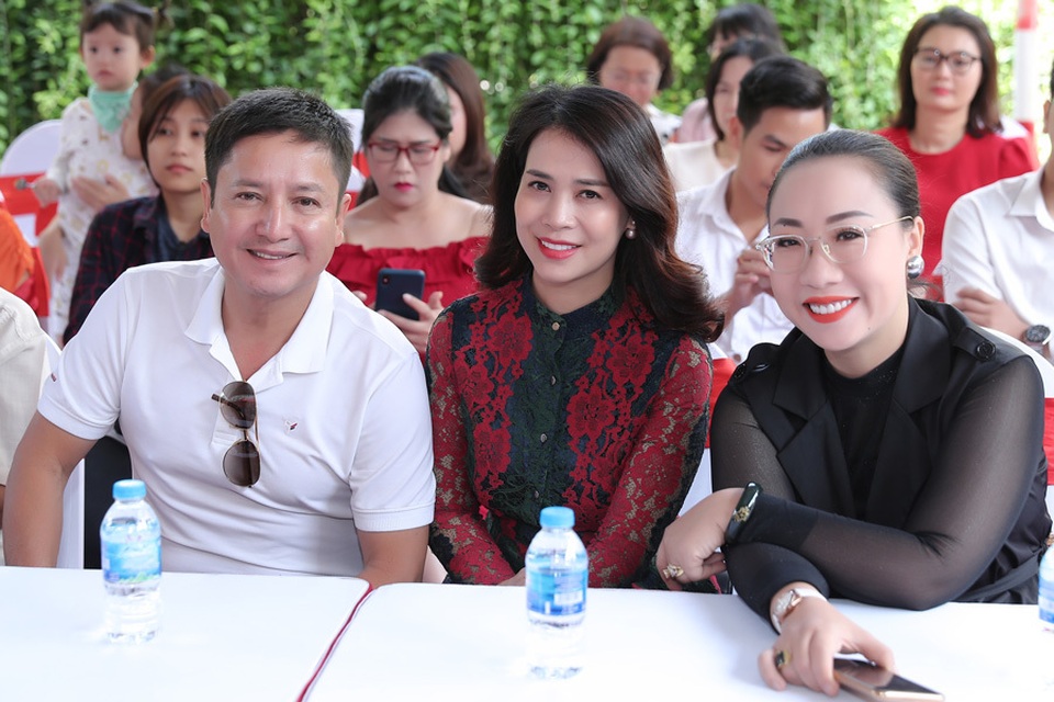 “Táo giao thông” Chí Trung tình tứ sánh đôi cùng bạn gái kém 17 tuổi - 3 “Táo giao thông” Chí Trung tình tứ sánh đôi cùng bạn gái kém 17 tuổi - 3