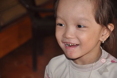 Bố cụt hai chân gồng gánh nuôi vợ và con bị bệnh “lột da ếch”