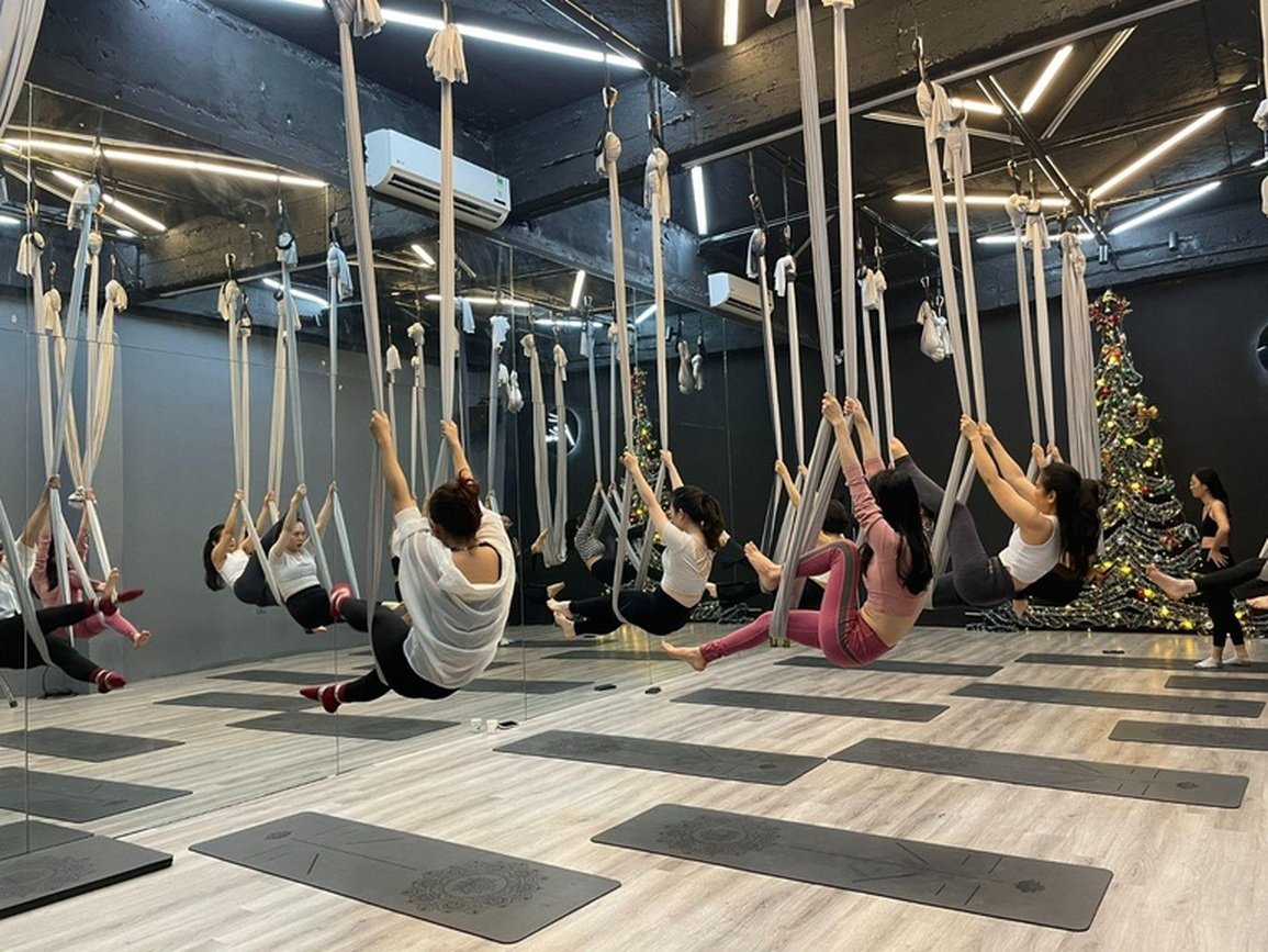 Chị em Hà Nội rủ nhau tập yoga bay giữ dáng xinh đón Tết Nguyên đán - 11 Chị em Hà Nội rủ nhau tập yoga bay giữ dáng xinh đón Tết Nguyên đán - 11