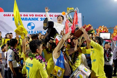 Tân vương Hà Nội T&T bị cầm chân trong ngày nhận Cúp