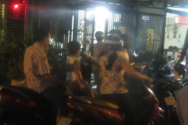 Học 2 buổi ở trường, học sinh lớp 1 còn đến nhà cô học thêm