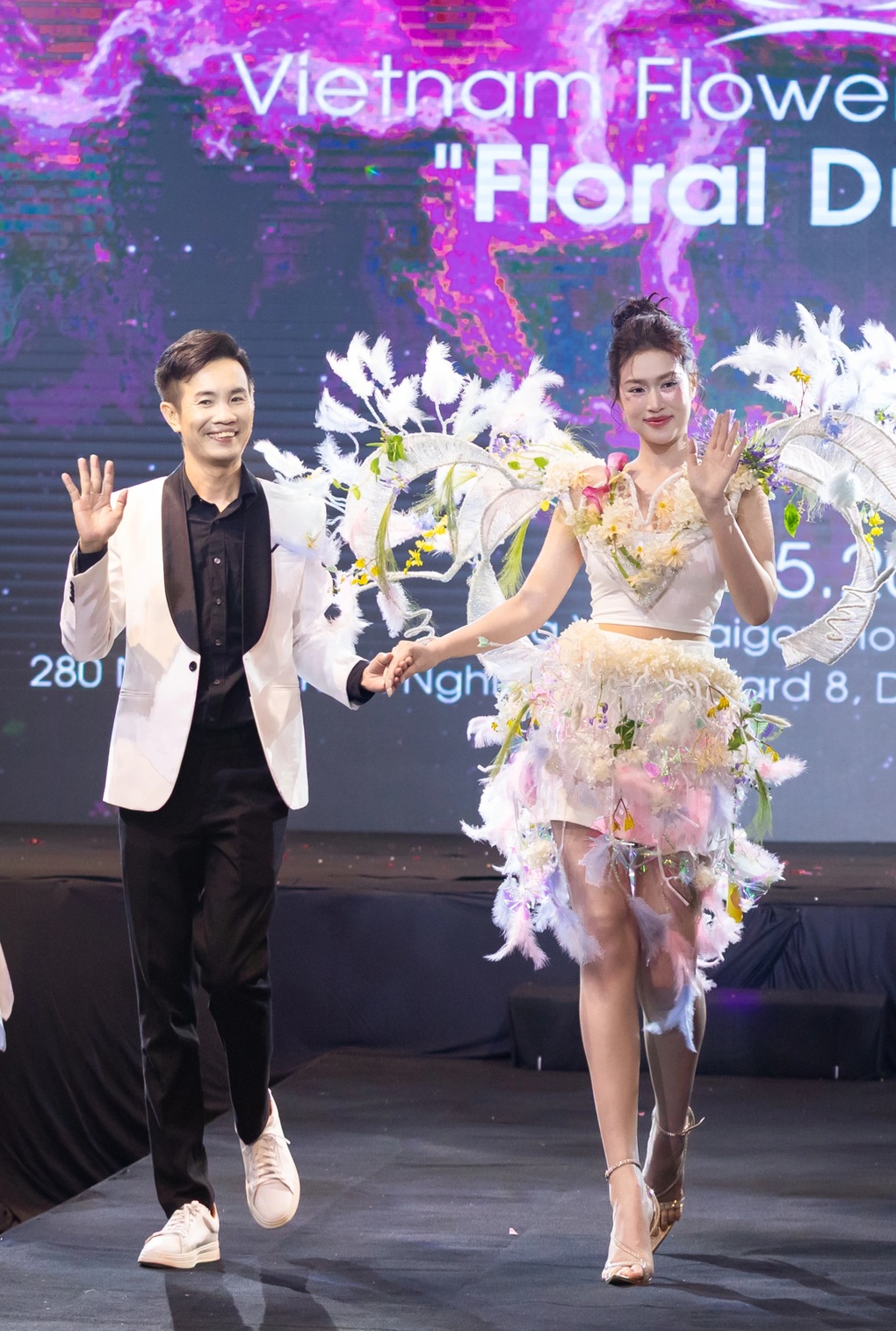 Hoa hậu Thiên Ân diện váy đính hoa, được khen khi trở lại sàn catwalk - 1 Hoa hậu Thiên Ân diện váy đính hoa, được khen khi trở lại sàn catwalk - 1