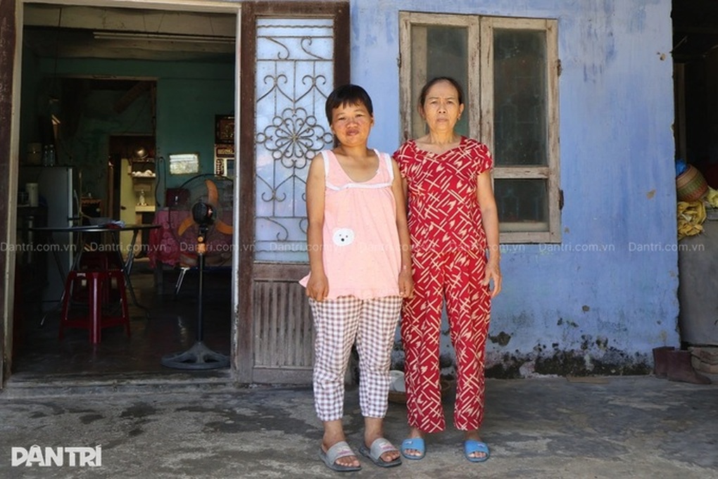 Góa phụ khốn khổ nuôi 2 con tâm thần trong nghèo khó, bệnh tật - 1 Góa phụ khốn khổ nuôi 2 con tâm thần trong nghèo khó, bệnh tật - 1