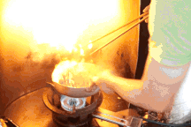 Quán phở "múa lửa", nước dùng trong như nước lọc của bà chủ U70 ở Hà Nội