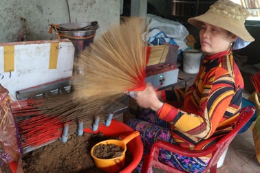 Làng nghề làm hương nổi tiếng đất Quảng nhộn nhịp vào vụ Tết