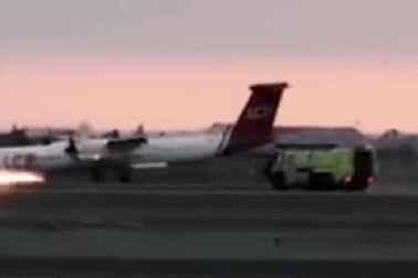 Thót tim khoảnh khắc máy bay chở khách mài bụng tóe lửa trên đường băng