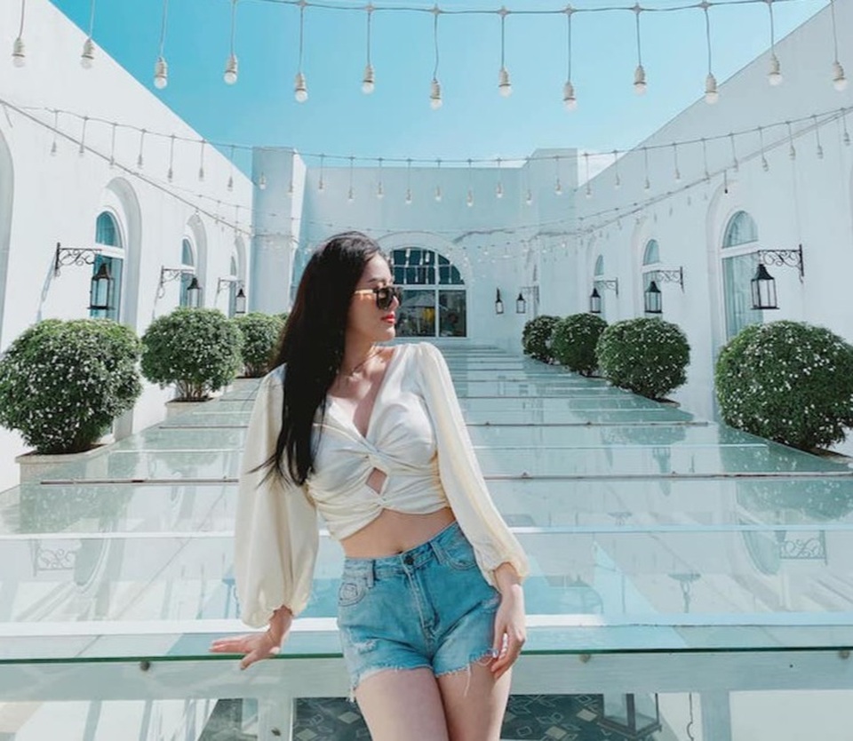 Dàn nghệ sĩ đón Tết với trang phục rực rỡ sắc màu - 10 Dàn nghệ sĩ đón Tết với trang phục rực rỡ sắc màu - 10