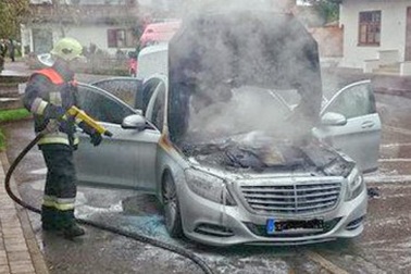 Cháy xe Mercedes S 350 BlueTec mới mua được 2 tuần