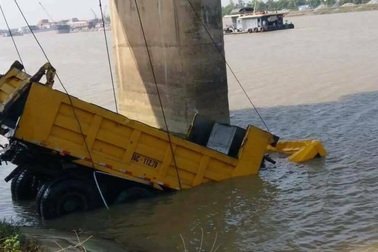 Xe tải húc tung hàng chục mét thành cầu, bay thẳng xuống sông
