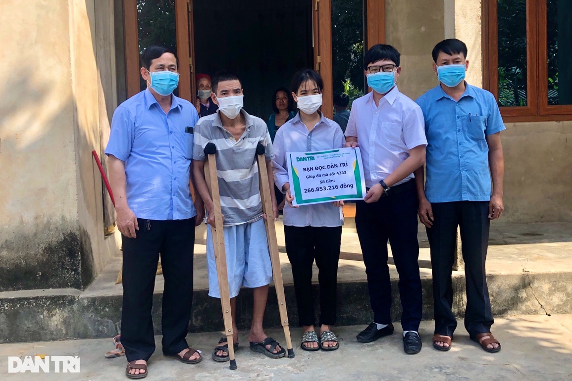 Hơn 266 triệu đồng đến với 3 đứa trẻ có mẹ tai biến, bố nguy kịch - 2 Hơn 266 triệu đồng đến với 3 đứa trẻ có mẹ tai biến, bố nguy kịch - 2