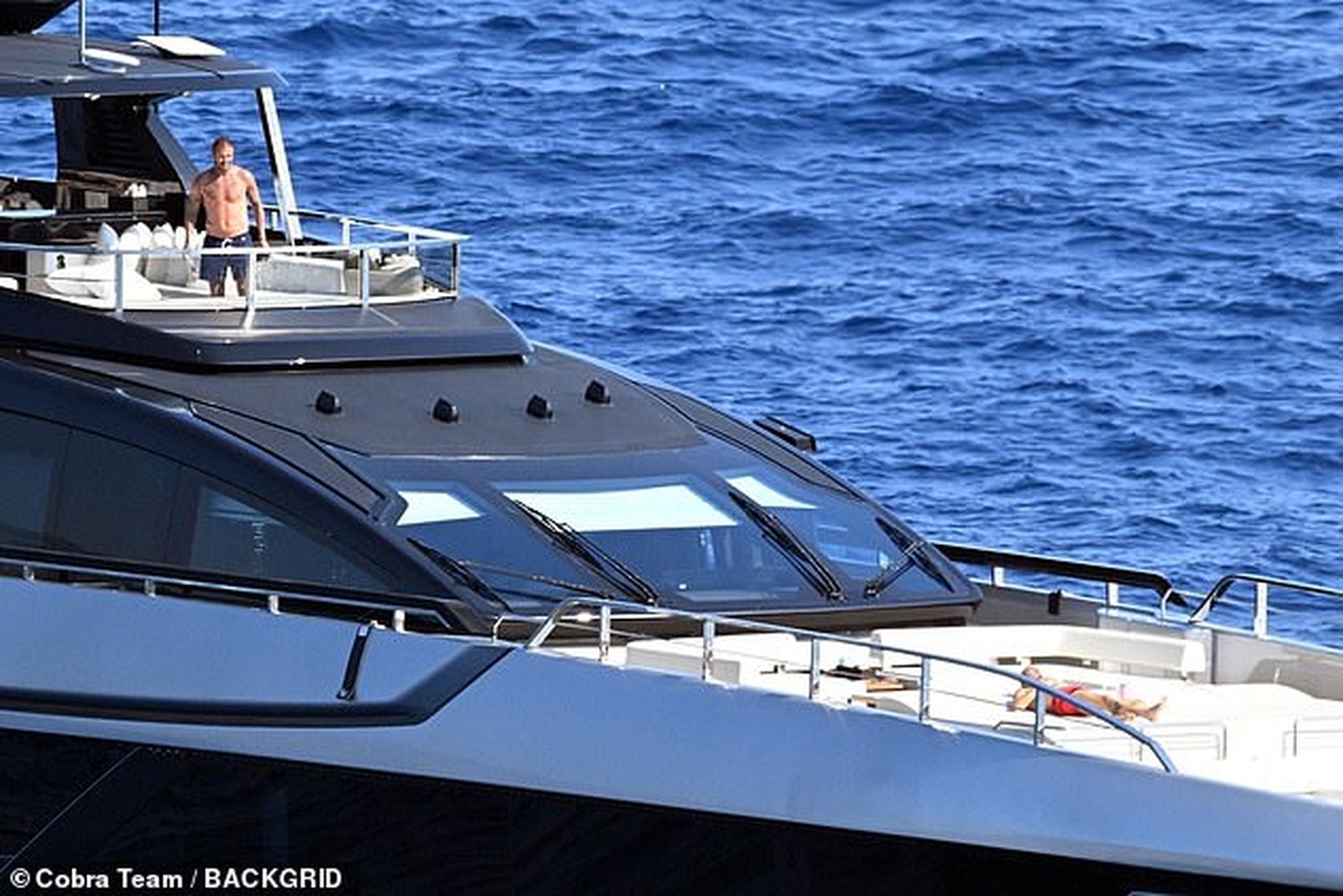 Gia đình Beckham tận hưởng kỳ nghỉ dưỡng trên siêu du thuyền - 3