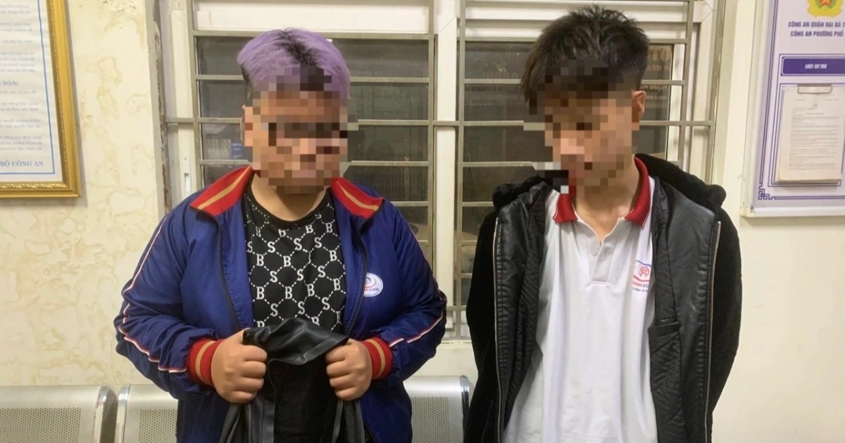 View - Cảnh sát 141 phát hiện 2 thanh, thiếu niên mang dao đi giải quyết mâu thuẫn | Báo Dân trí